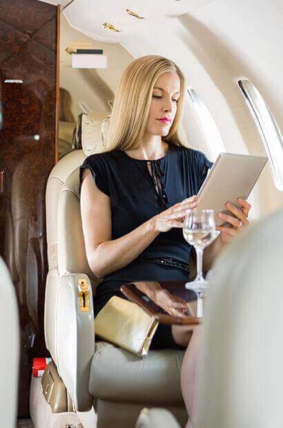 Meetings und Geschäfte ungestört und effizient im Businessjet koordinieren