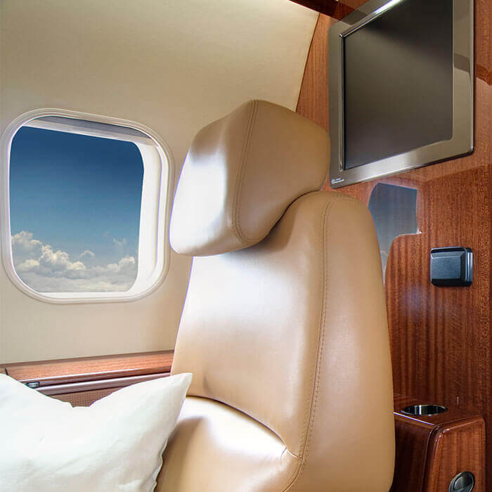 Sitz am Flugzeugfenster eines Bombardier Challenger 300 D-BUBI Business Jet