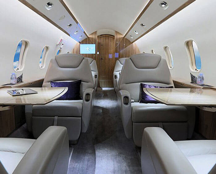 Hauptkabine eines BOMBARDIER Challenger 300 D-BEKP Business Jet