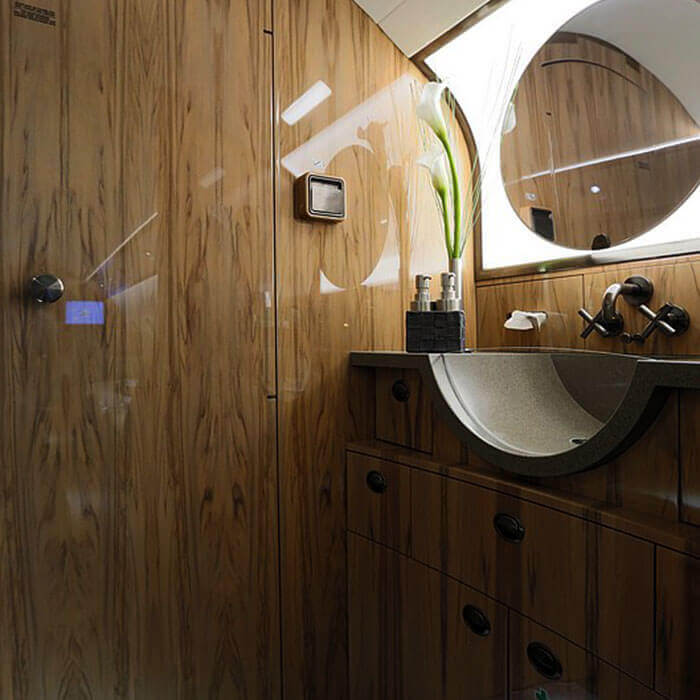 Waschraum mit Toilette eines Bombardier Challenger 300 D-BEKP Business Jets
