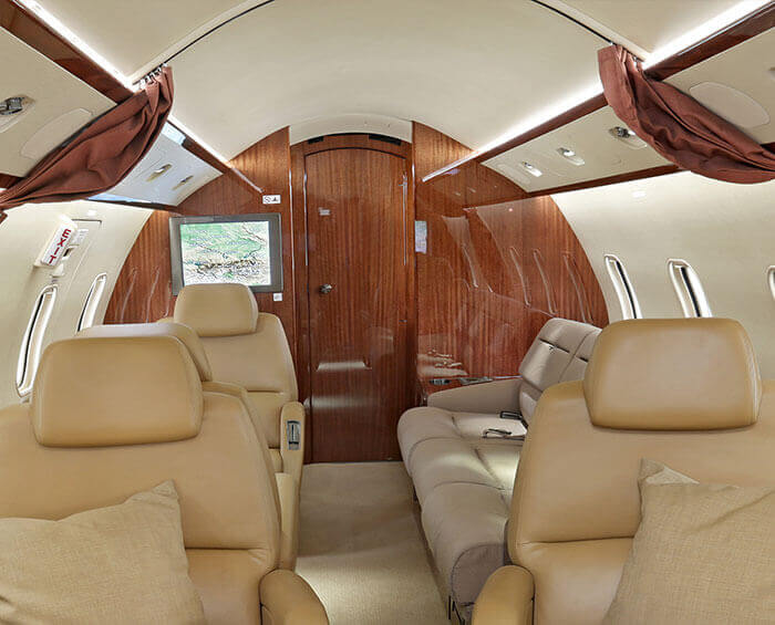 Hauptkabine eines Bombardier Challenger 300 D-BUBI Business Jet