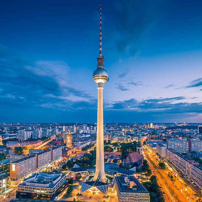 Berliner Fernsehturm mit beleuchteter Innenstadt bei Nacht