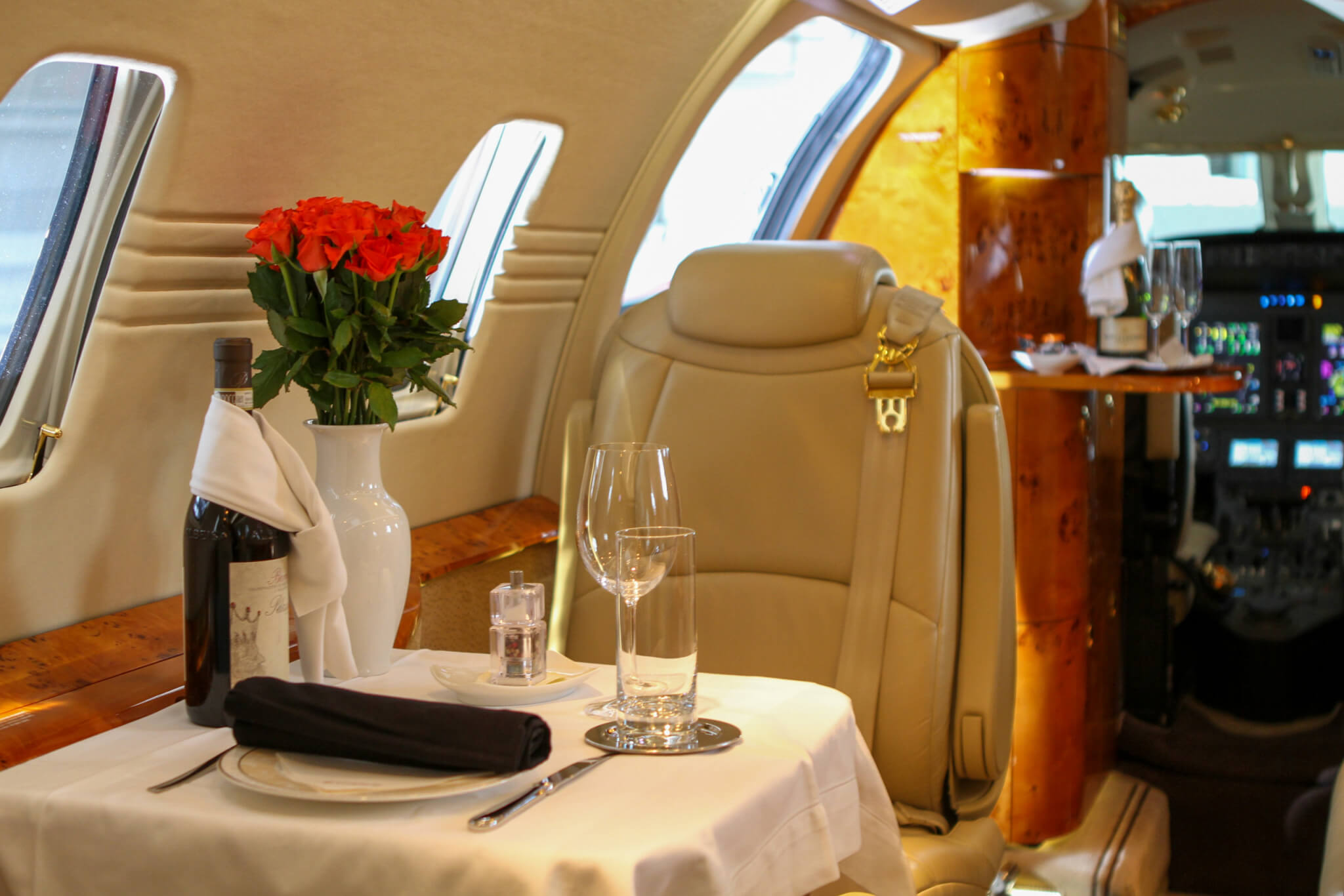 Gedeckter Tisch in der Hauptkabine eines Citation XLS+ D-CJJK Businessjet