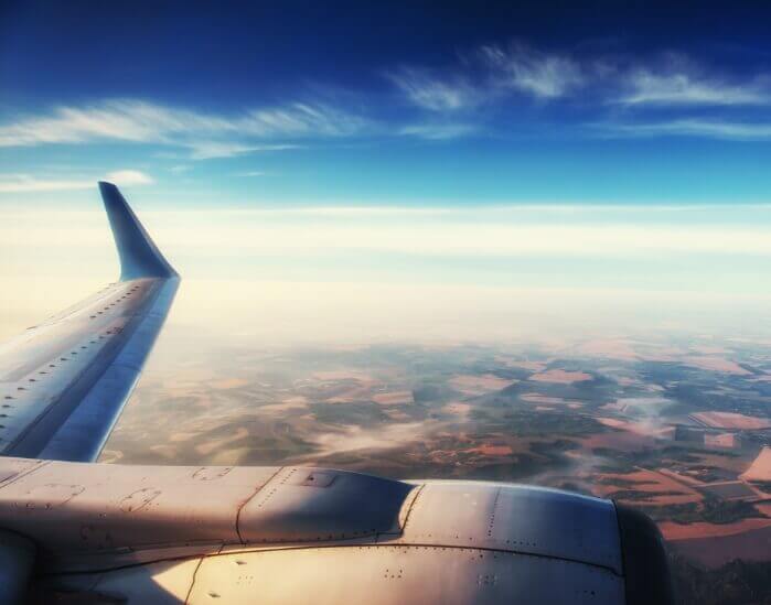 Flugzeug-Tragfläche mit Horizont im Hintergrund