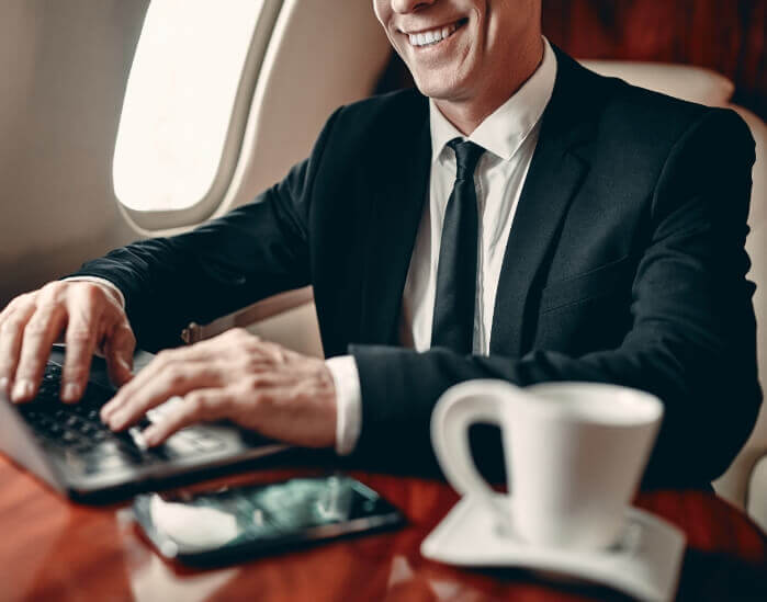 Geschäftsmann arbeitet im Privatjet