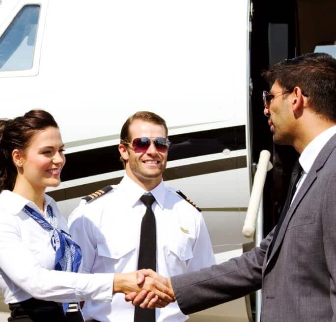 Privatjet Crew begrüßt Fluggast