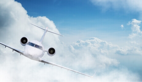 Privatjet fliegt über den Wolken