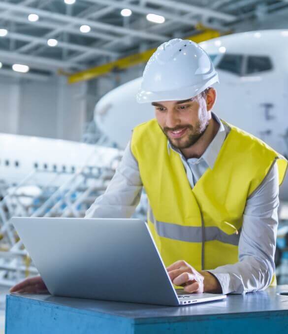 Technischer Mitarbeiter prüft Flugzeugdaten am Laptop