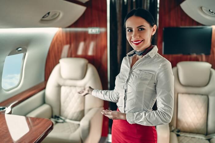 Flugbegleiterin im Privatjet