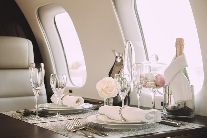 komfortables Business jet Interior mit Dekor